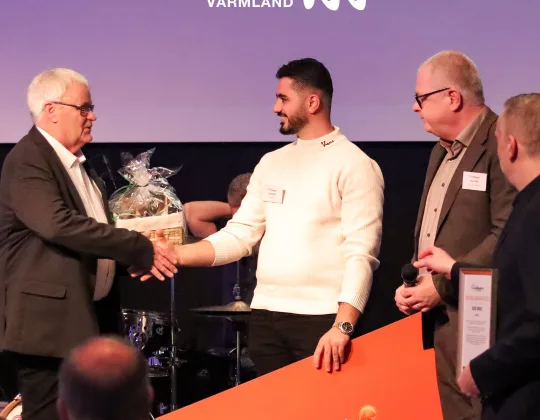 Vinnaren av Unga Landsbyggare Värmland skakar hand med ordförande