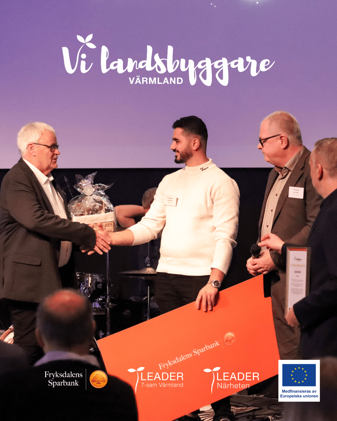 Vinnaren av Unga Landsbyggare Värmland skakar hand med ordförande