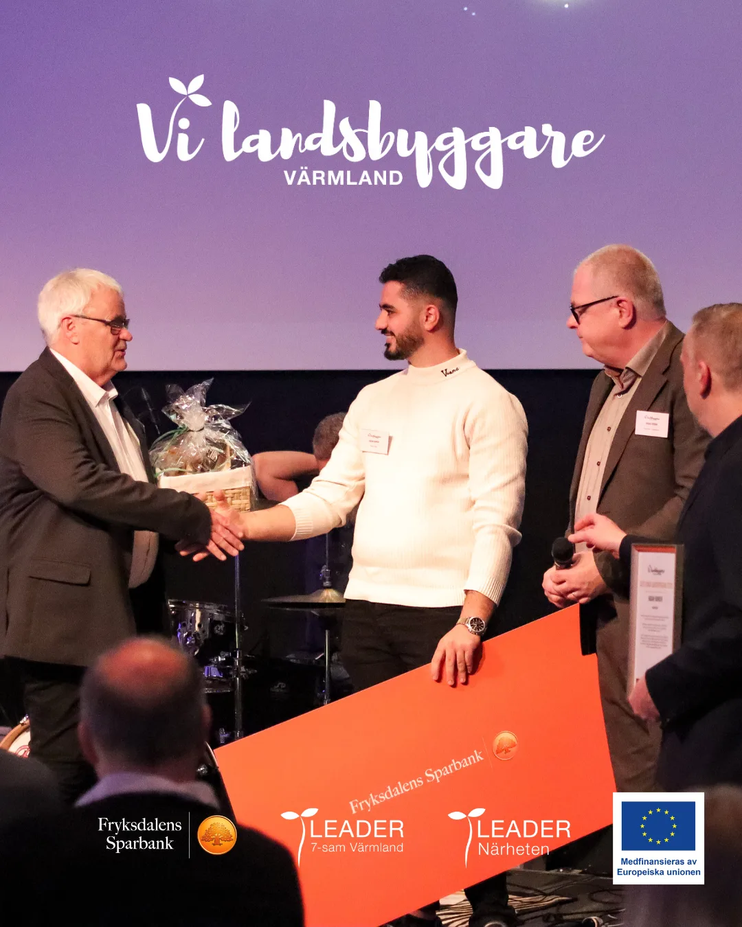 Vinnaren av Unga Landsbyggare Värmland skakar hand med ordförande